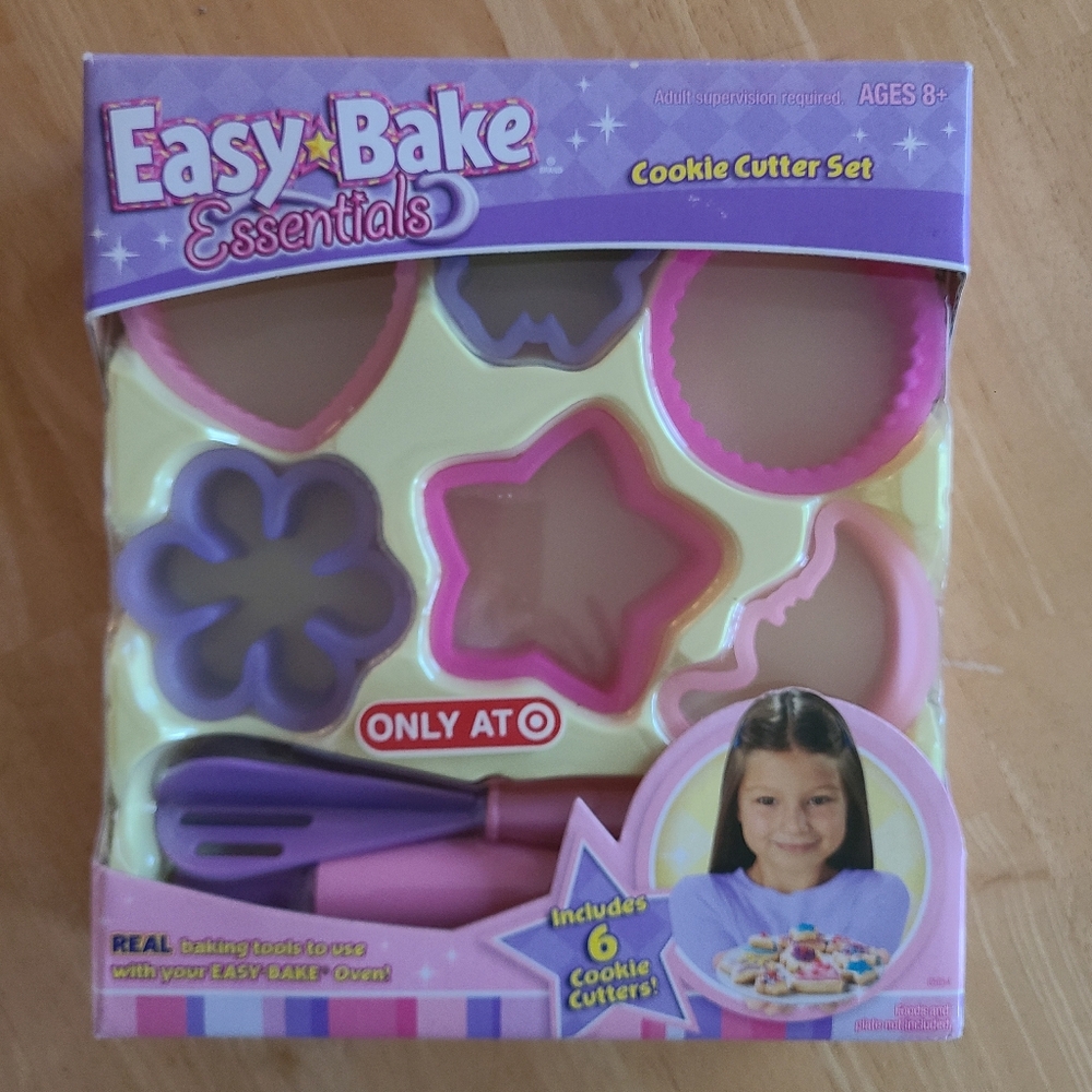 NIB Easy Bake Essentials Cookie Cutter Set